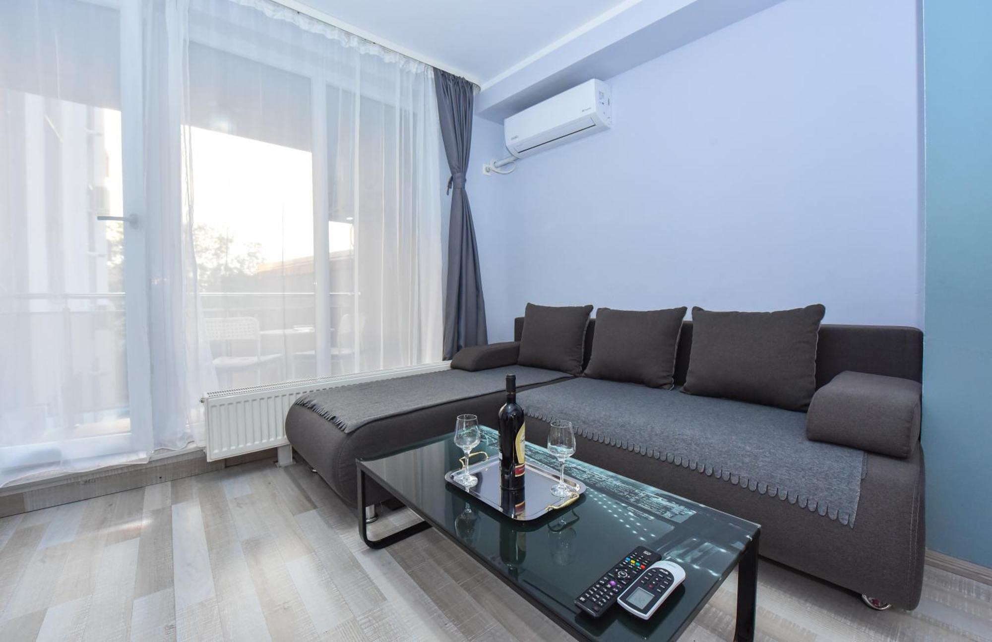Dracula Adventure Tours Accommodation บูคาเรสต์ ภายนอก รูปภาพ