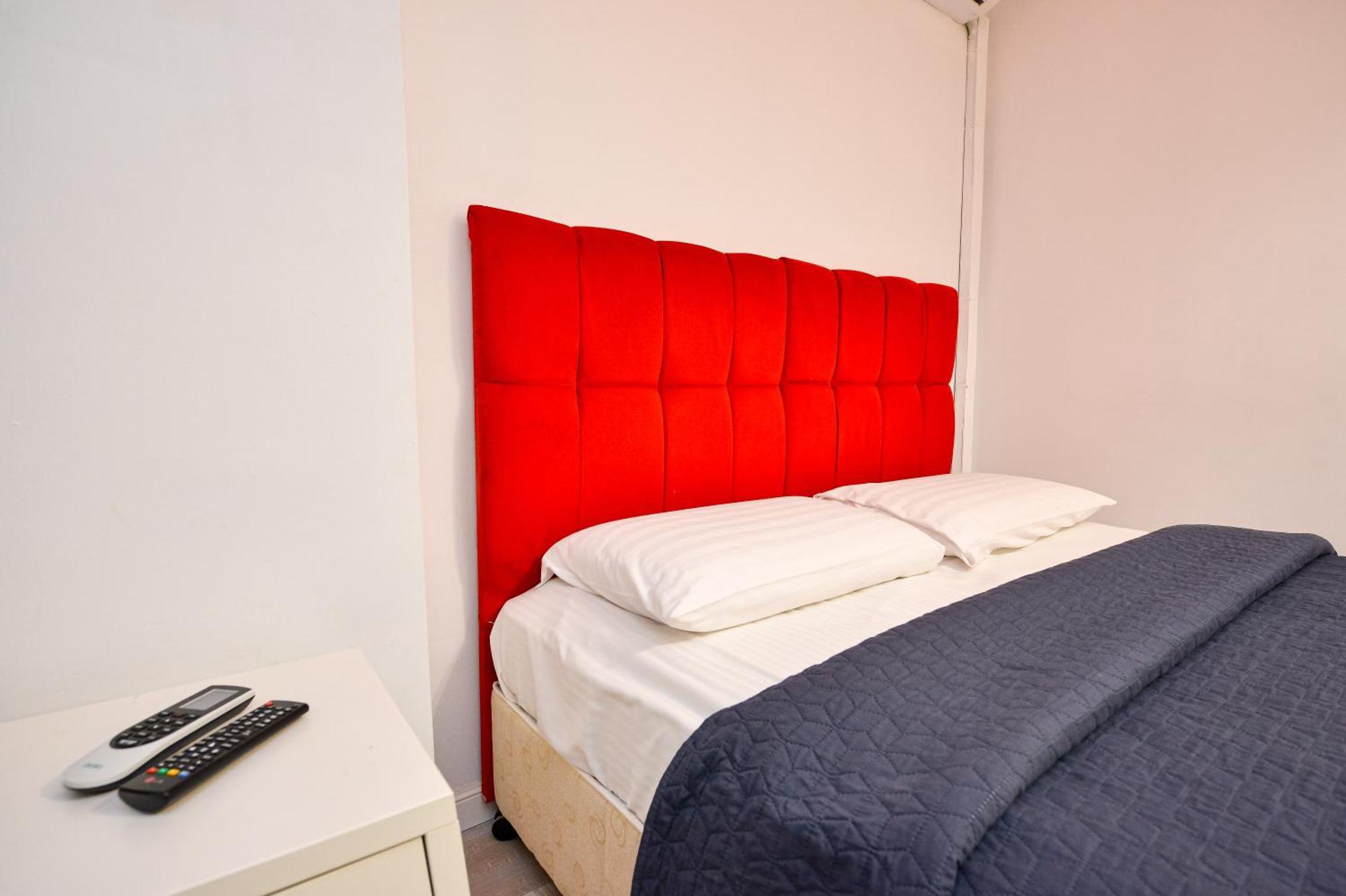 Dracula Adventure Tours Accommodation บูคาเรสต์ ภายนอก รูปภาพ