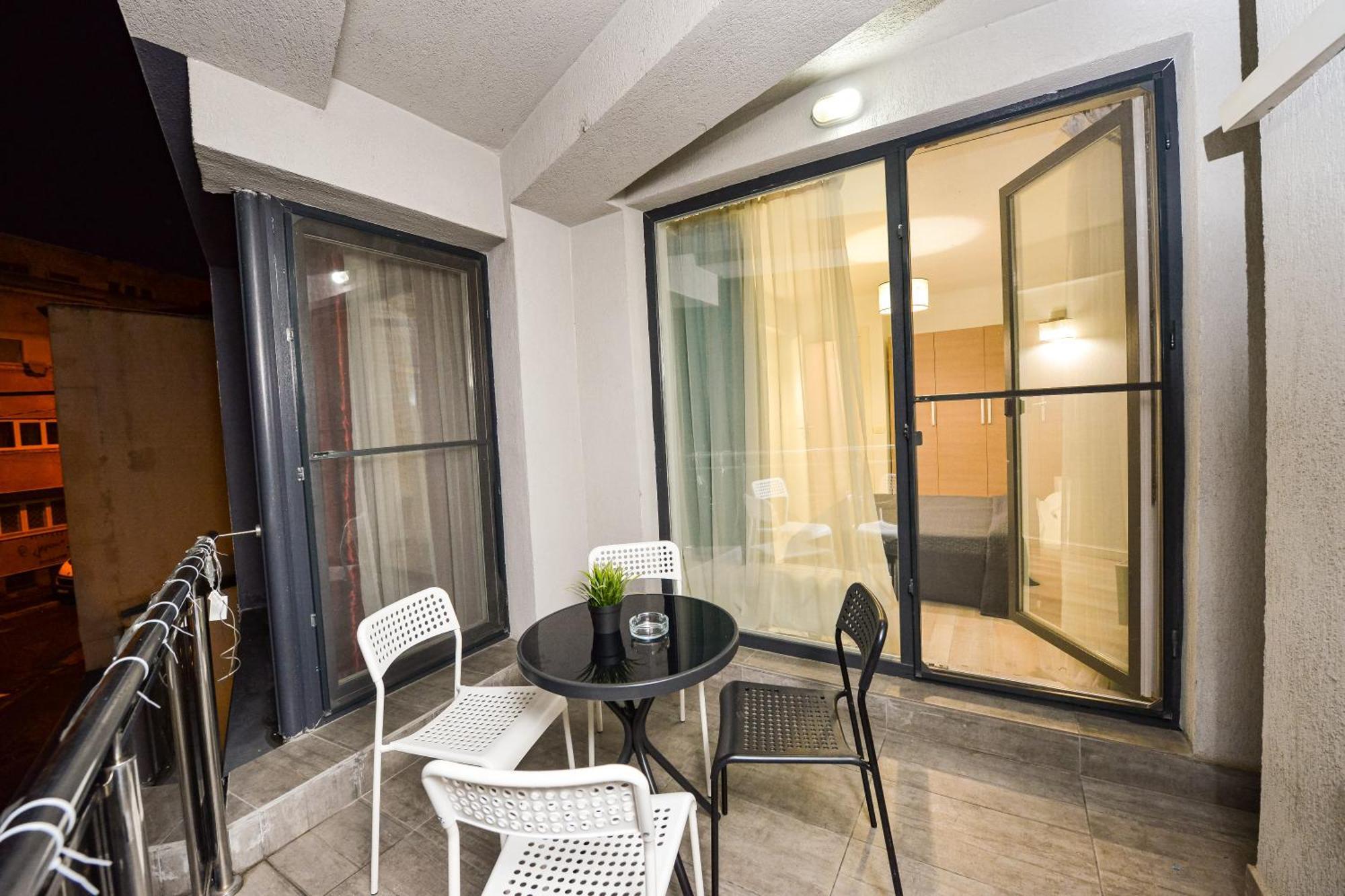 Dracula Adventure Tours Accommodation บูคาเรสต์ ภายนอก รูปภาพ
