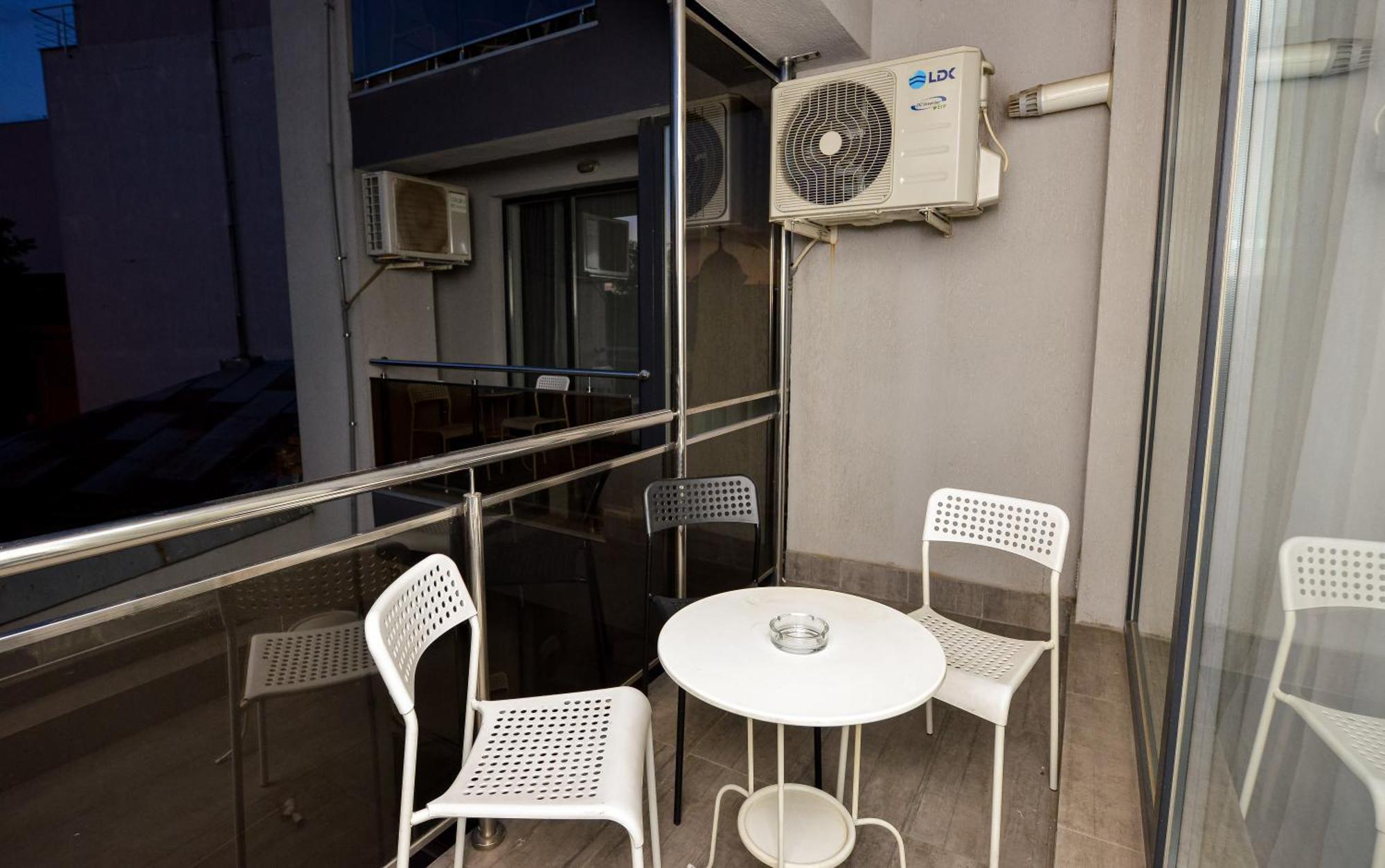 Dracula Adventure Tours Accommodation บูคาเรสต์ ภายนอก รูปภาพ