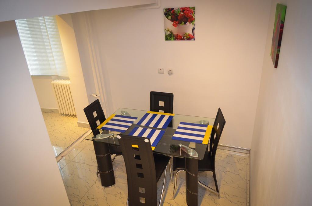 Dracula Adventure Tours Accommodation บูคาเรสต์ ภายนอก รูปภาพ