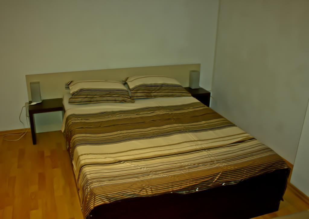 Dracula Adventure Tours Accommodation บูคาเรสต์ ภายนอก รูปภาพ